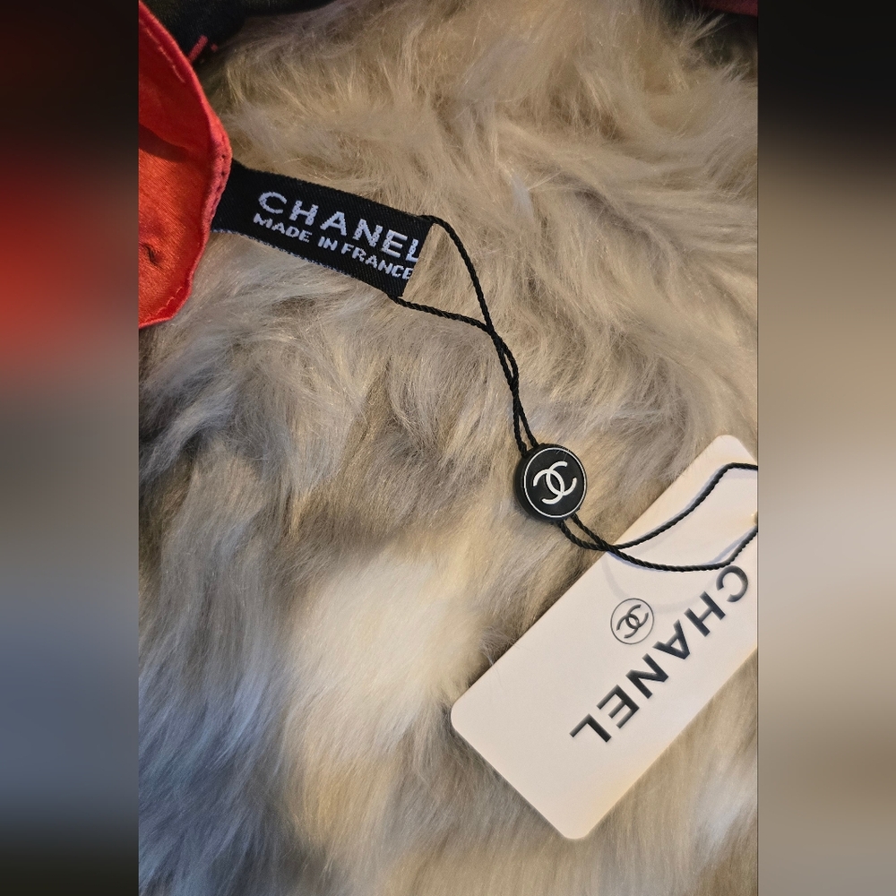CHANEL Black and Red Scarf - Picture 16 of 17